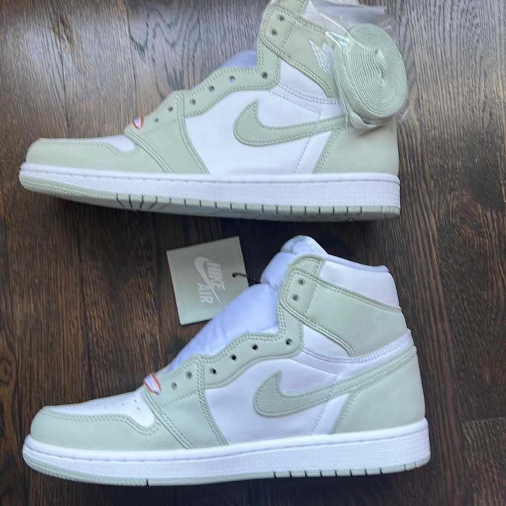 Nike Womens Air Jordan 1 Retro High Seafoam! !!